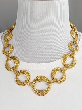 Vintage Napier Bold Gold Tone Textured Link Collar Choker Necklace